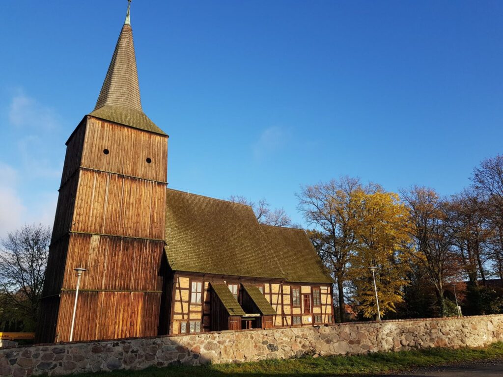 "Wodna mgła" ochroni kościół w Klępsku Radio Zachód - Lubuskie