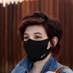 Jak daleko mogą dotrzeć kropelki kaszlu?