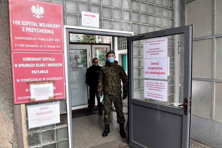 Prof. Horban: Szczepionka na COVID-19 najpierw dla osób starszych i medyków 9 Prof. Horban: Szczepionka na COVID-19 najpierw dla osób starszych i medyków