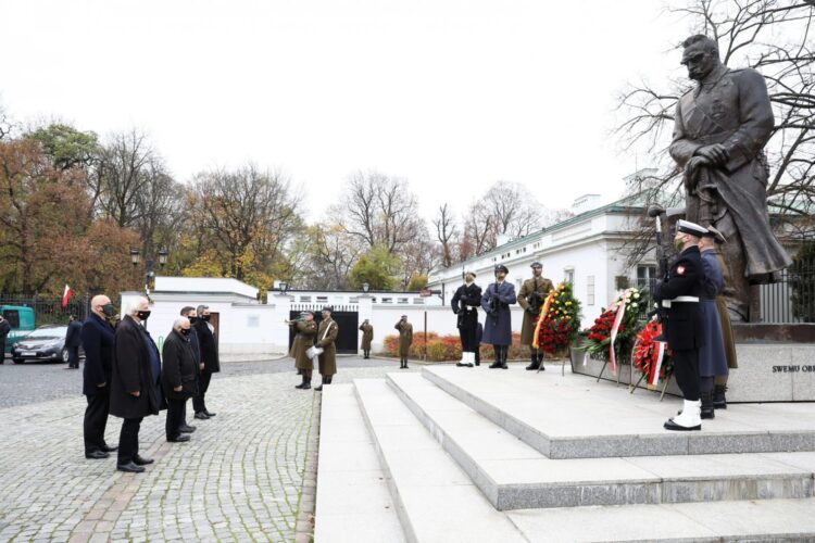 Wicepremier Kaczyński i przedstawiciele PiS złożyli wieńce przed pomnikami Ojców Niepodległości