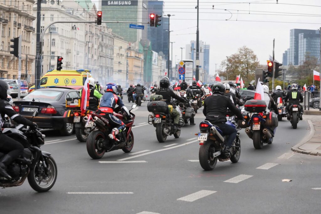 W Warszawie zakończył się Marsz Niepodległości 2020 [DUŻO ZDJĘĆ] Radio Zachód - Lubuskie