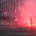 Chuligani zaatakowali policjantów. Stołeczni funkcjonariusze użyli broni gładkolufowej 12 Chuligani zaatakowali policjantów. Stołeczni funkcjonariusze użyli broni gładkolufowej Radio Zachód - Lubuskie