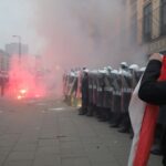 Chuligani zaatakowali policjantów. Stołeczni funkcjonariusze użyli broni gładkolufowej 11 Chuligani zaatakowali policjantów. Stołeczni funkcjonariusze użyli broni gładkolufowej Radio Zachód - Lubuskie