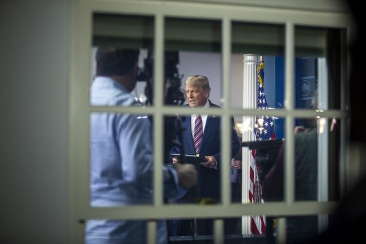 Prezydent USA Donald J. Trump przed wygłoszeniem oświadczenia w Białym Domu. Fot. PAP/EPA/SHAWN THEW