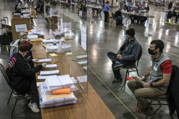Obserwatorzy wyborów obserwują urzędników wyborczych podczas drugiego dnia ponownego liczenia głosów z wyborów prezydenckich w USA (Centrum Wisconsin, Milwaukee). Fot. PAP/EPA/TANNEN MAURY