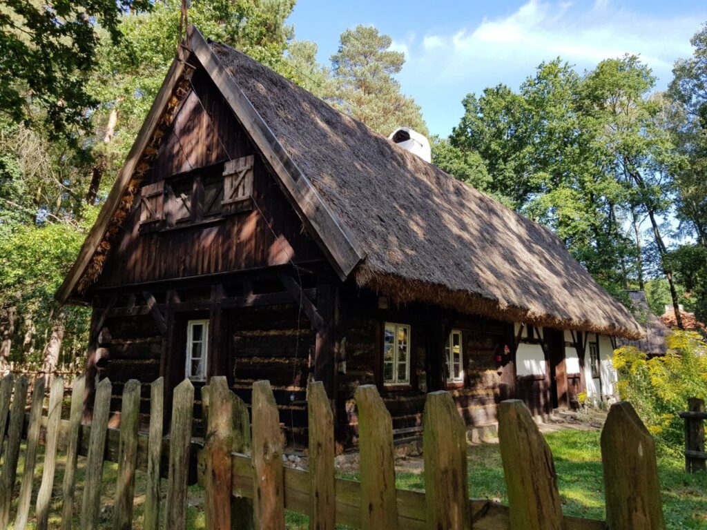 Nowe dachy na obiektach w skansenie w Ochli Radio Zachód - Lubuskie