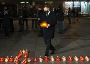 Prezydent RP Andrzej Duda podczas uroczystości zapalenia "Światła Wolności" na placu Piłsudskiego w Warszawie. Trwają obchody 39. rocznicy wprowadzenia stanu wojennego. Fot. PAP