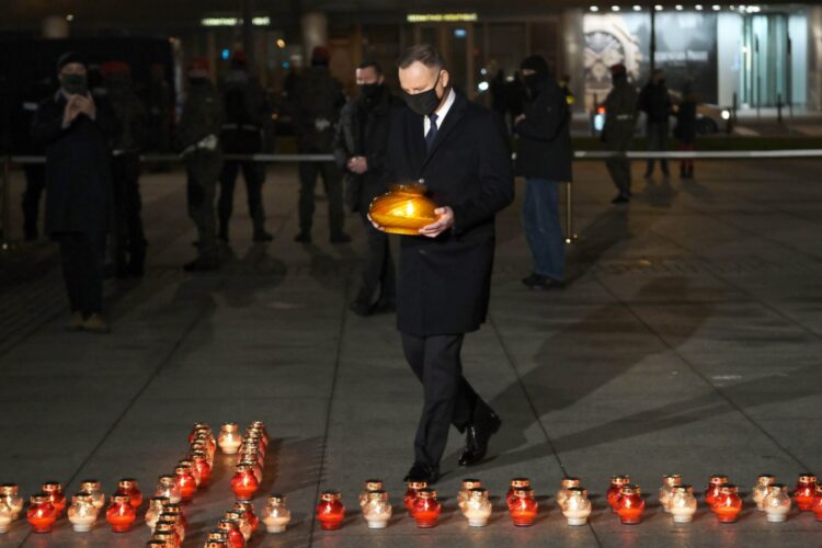Prezydent RP Andrzej Duda podczas uroczystości zapalenia "Światła Wolności" na placu Piłsudskiego w Warszawie. Trwają obchody 39. rocznicy wprowadzenia stanu wojennego. Fot. PAP