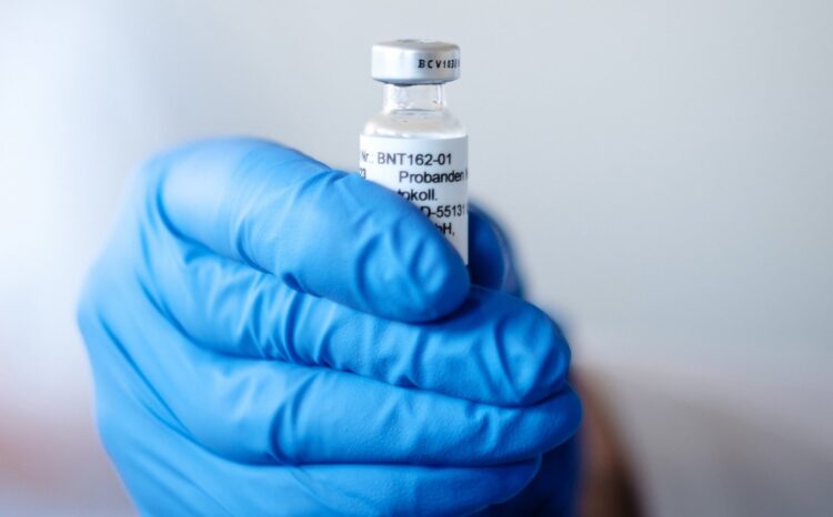 Niedzielski: Szczepimy dorosłych, szczepionki nie są dopuszczone dla dzieci