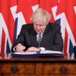 Premier Johnson oficjalnie podpisał umowę handlową z UE