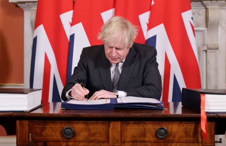 Premier Johnson oficjalnie podpisał umowę handlową z UE