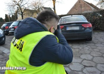 Policjanci odzyskali skradzione audi. 23-latek zatrzymany