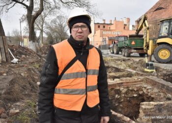 Archeolog Oktawian Wróblewski przy pracach na ulicy Ratuszowej. Fot. Jan Mazur