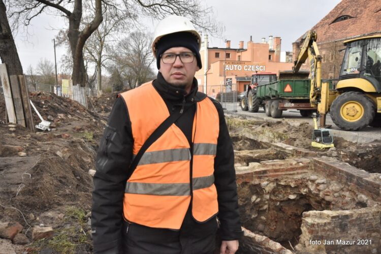 Archeolog Oktawian Wróblewski przy pracach na ulicy Ratuszowej. Fot. Jan Mazur