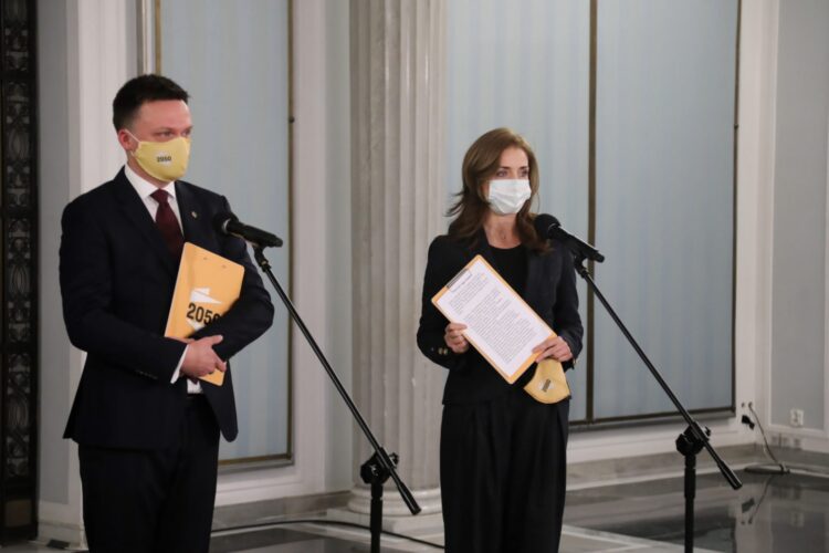 Posłanka Joanna Mucha i prezes Stowarzyszenia Polska 2050 Szymon Hołownia podczas konferencji prasowej w Sejmie. Fot. PAP