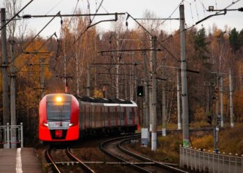 Pociąg śmiertelnie potrącił nastolatkę