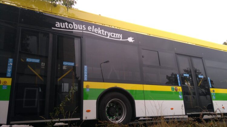 Błąd kierowcy przyczyną wypadku „elektryka”? 9 zeroemisyjne autobusy