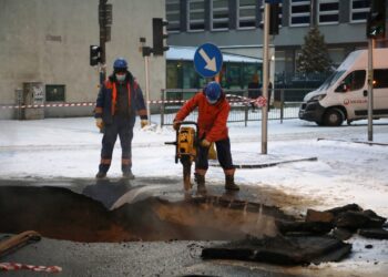 Prace na ulicy Jagiellońskiej po awarii rury sieci ciepłowniczej w Warszawie. Krótko po naprawie awarii, do której doszło w piątek 15 bm. w sobotę przed południem doszło do kolejnej. Fot. PAP