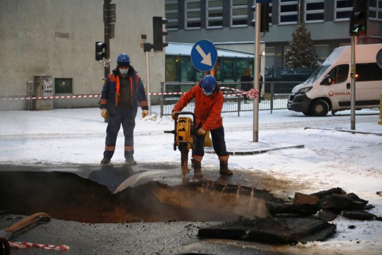 Prace na ulicy Jagiellońskiej po awarii rury sieci ciepłowniczej w Warszawie. Krótko po naprawie awarii, do której doszło w piątek 15 bm. w sobotę przed południem doszło do kolejnej. Fot. PAP