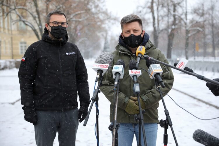 Szef KPRM, pełnomocnik rządu do spraw narodowego programu szczepień ochronnych przeciwko wirusowi SARS-CoV-2 Michał Dworczyk i prezes Agencji Rezerw Materiałowych Michał Kuczmierowski podczas briefingu prasowego przed siedzibą KPRM w Warszawie. Fot. PAP