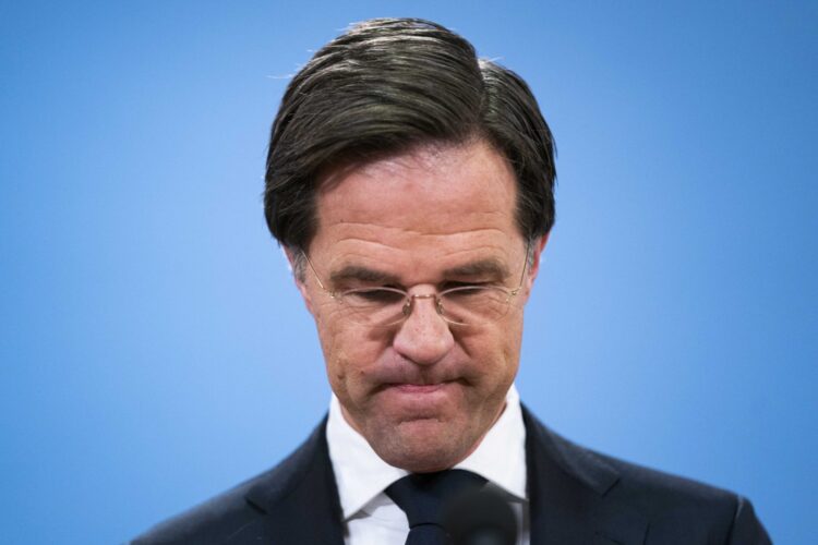 Premier Holandii Marka Rutte'a podaje się do dymisji z powodu skandalu, w którym tysiące rodziców zostało fałszywie oskarżonych o oszustwa związane z zasiłkami na dzieci. Fot. PAP
