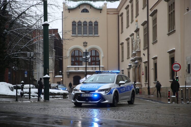 Obława policji po napadzie w centrum Olsztyn - dwie osoby postrzelone