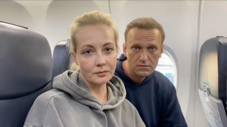 Aleksiej Nawalny ze swoją małżonką Julią w samolocie w drodze z Berlina do Moskwy. Fot. PAP/EPA