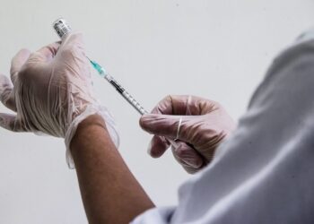 Zaszczepieni na COVID-19 nie będą zarażali