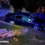 Uderzył autem w mur i zawisł na schodach. 30-latek był kompletnie pijany Radio Zachód - Lubuskie