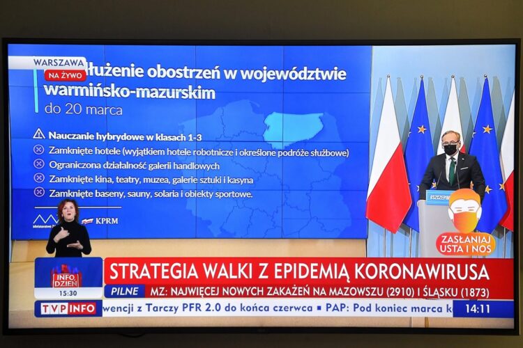 Minister zdrowia Adam Niedzielski podczas konferencji prasowej, transmitowanej z siedziby KPRM w Warszawie. Fot. PAP.