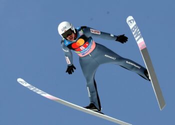 Polak Piotr Żyła podczas 1. serii konkursu drużynowego zawodów Pucharu Świata w skokach narciarskich na mamucim obiekcie w słoweńskiej Planicy.