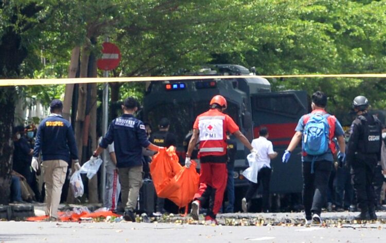 Zamach bombowy przed katedrą w mieście Makasar na wyspie Celebes w Indonezji. Fot. PAP/EPA