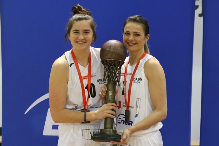 Megan Gustafson i Agnieszka Szott-Hejmej po raz ostatni jako zawodniczki AZS AJP Gorzów (fot. Piotr Kaczmarek/azsajpgorzow.pl)
