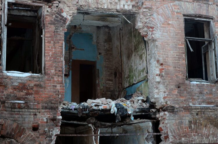 Zdjęcie ilustracyjne. Fragment opuszczonego budynku, zniszczonego w trakcie działań wojennych w Doniecku. Fot. Envato