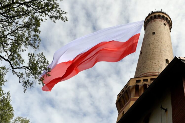 Największa flaga w Polsce zawisła po raz piąty na latarni morskiej w Świnoujściu, fot. PAP/Marcin Bielecki