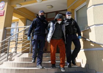 61-letni mężczyzna wyprowadzany po posiedzeniu aresztowym w Sochaczewie. Fot. PAP/Paweł Supernak