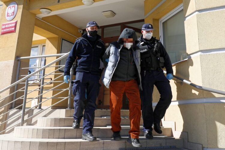 61-letni mężczyzna wyprowadzany po posiedzeniu aresztowym w Sochaczewie. Fot. PAP/Paweł Supernak