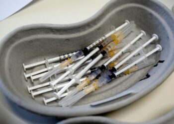 Polska uruchamia własne kanały handlowe, by kupić szczepionki