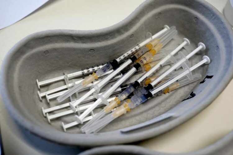 Polska uruchamia własne kanały handlowe, by kupić szczepionki