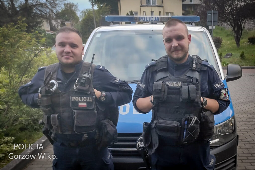 Policjanci wynieśli mężczyznę z płonącego budynku Radio Zachód - Lubuskie