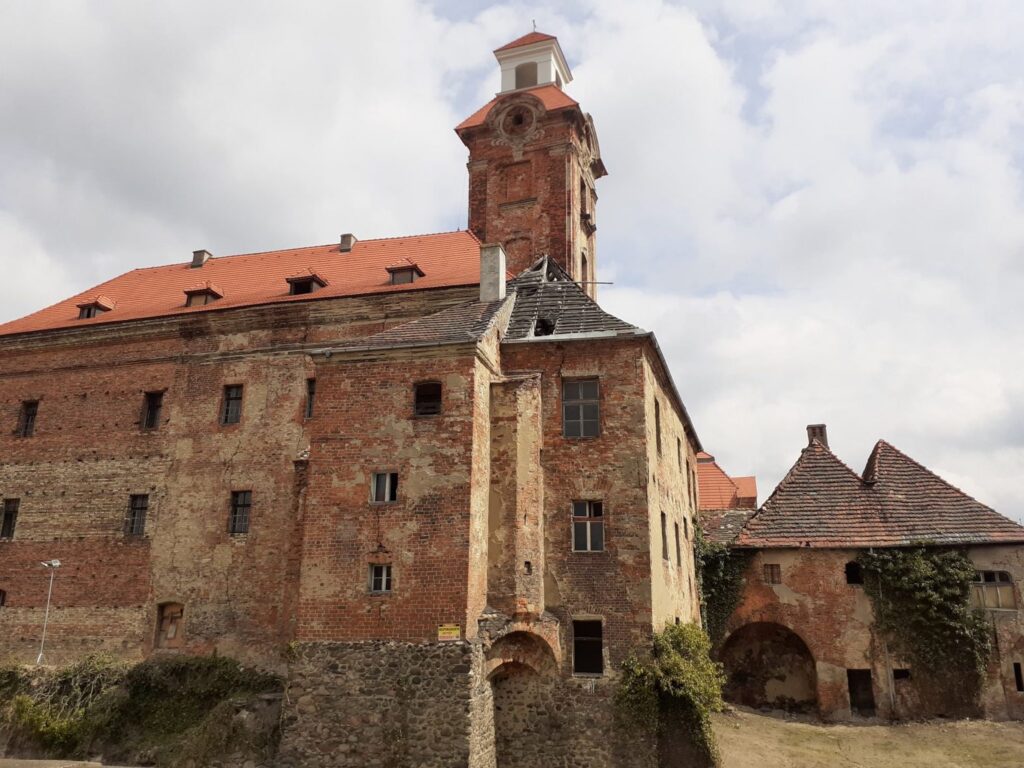 Wandale w zabytkowym zamku w Żarach Radio Zachód - Lubuskie