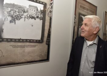 Jerzy Szałaj przed zdjęciem prezentującym scenę z filmu "Potem nastąpi cisza". Fot. Jan Mazur