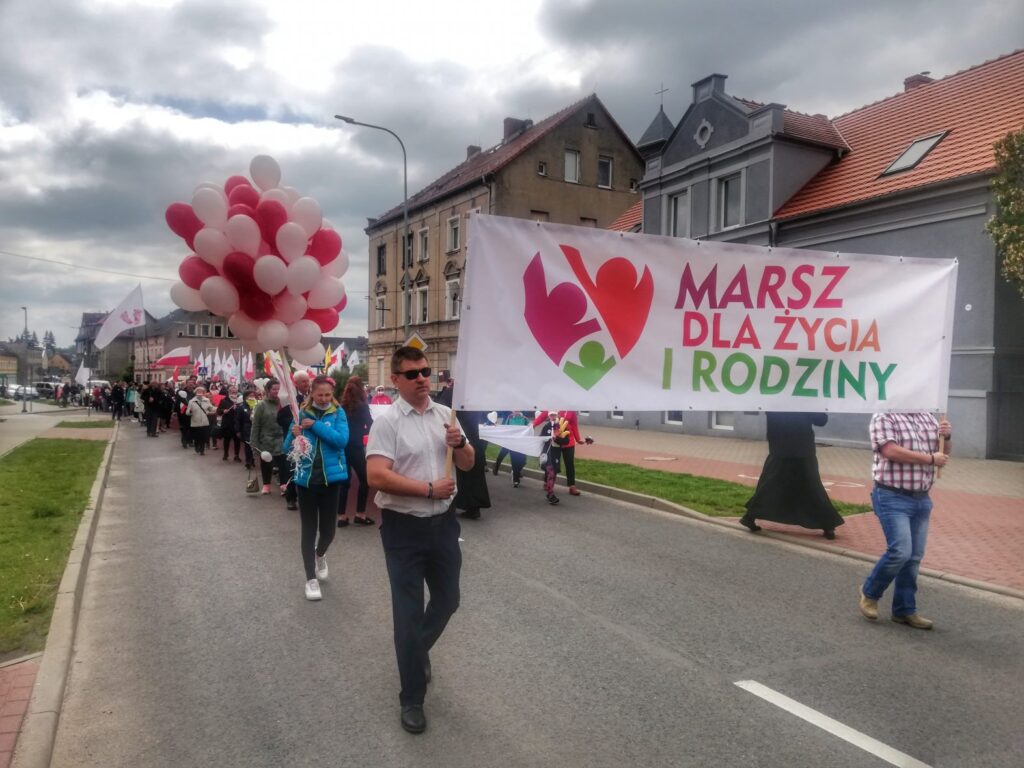 Ulicami Żar przeszedł 2. Marsz dla Życia i Rodziny Radio Zachód - Lubuskie
