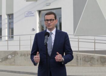 Premier Mateusz Morawiecki (P) podczas wizyty w Zespole Opieki Zdrowotnej w Nidzicy