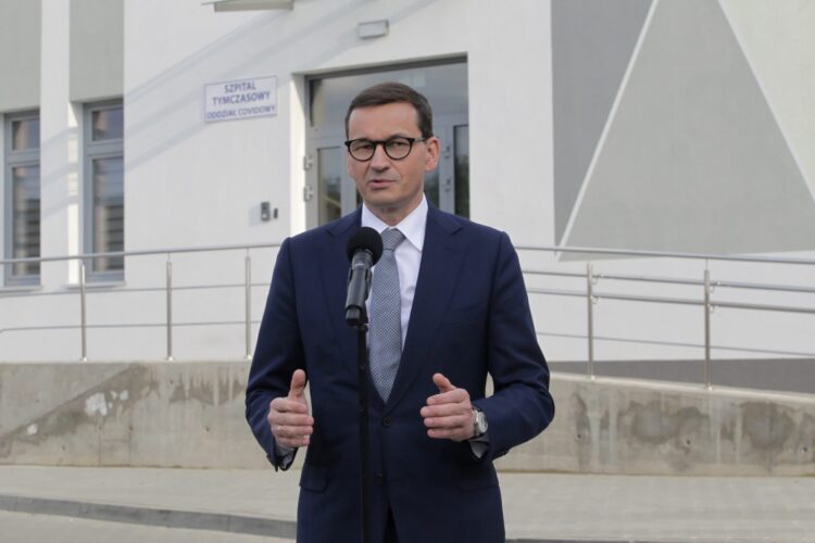 Premier Mateusz Morawiecki (P) podczas wizyty w Zespole Opieki Zdrowotnej w Nidzicy