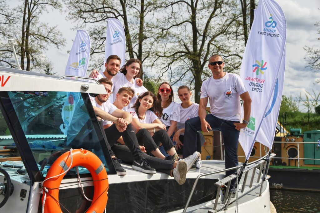 Strefa Młodych ze studentami płynącymi eko-łodzią po Odrze Radio Zachód - Lubuskie