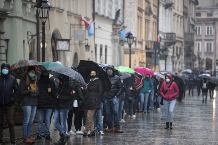 Ogromne kolejki do mobilnych punktów szczepień