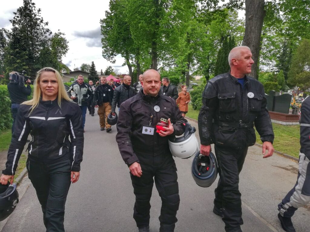 Żołnierze na motocyklach odwiedzają groby poległych [GALERIA] Radio Zachód - Lubuskie