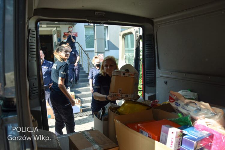Policjanci przekazali dary dla Hospicjum św. Kamila