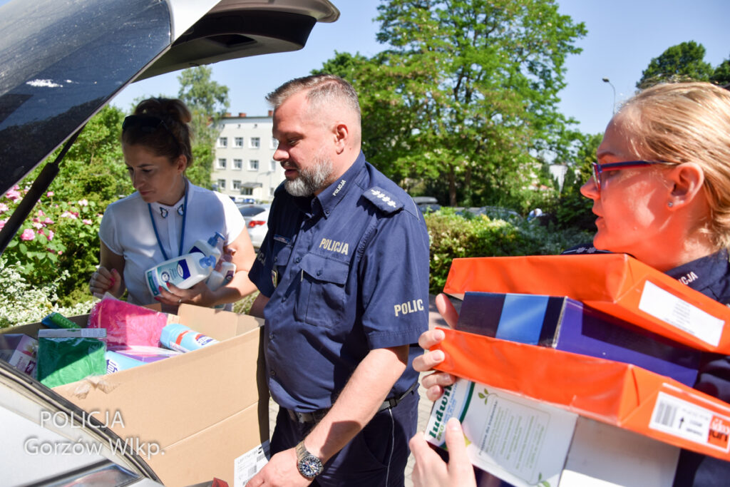 Policjanci przekazali dary dla Hospicjum św. Kamila Radio Zachód - Lubuskie